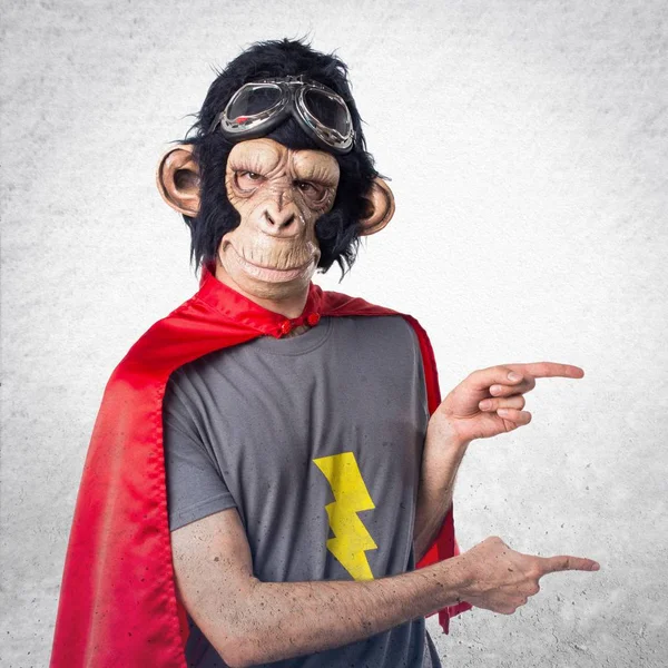 Υπερήρωα μαϊμού άνθρωπος επισημαίνοντας την πλευρική — Φωτογραφία Αρχείου