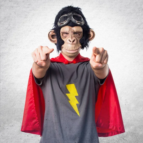 Hombre mono superhéroe señalando hacia el frente —  Fotos de Stock
