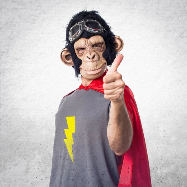 Hombre mono superhéroe con el pulgar hacia arriba —  Fotos de Stock