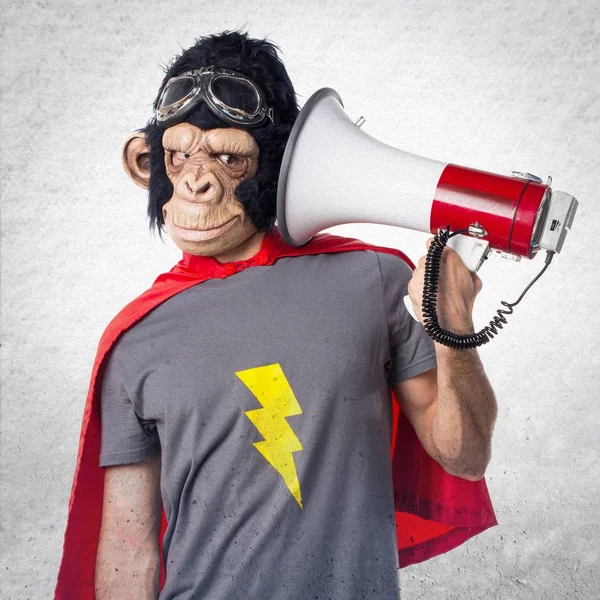 Supereroe scimmia uomo gridando da megafono — Foto Stock