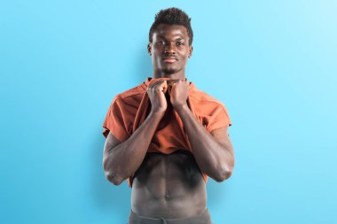 Studio poz güçlü siyah adam