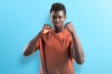 Bir yumruk veren güçlü siyah adam