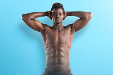 Studio poz güçlü siyah adam