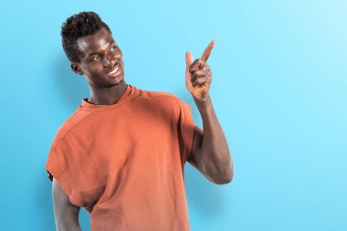 Düşünme mutlu siyah adam