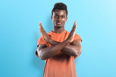 Hiçbir hareketi yapan yakışıklı siyah erkek