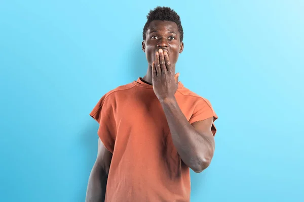Szép fekete ember csinál meglepetés gesztus — Stock Fotó