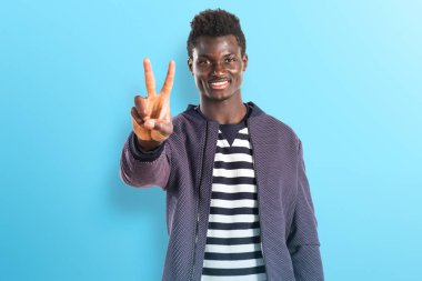 Zafer jest yapan siyah erkek