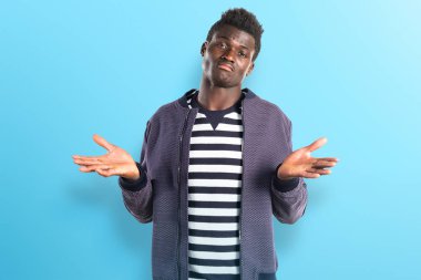 Siyah adam önemsiz jest yapma