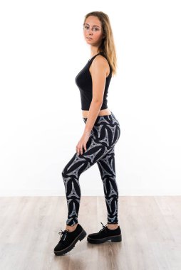 Sarışın genç kız stüdyoda poz