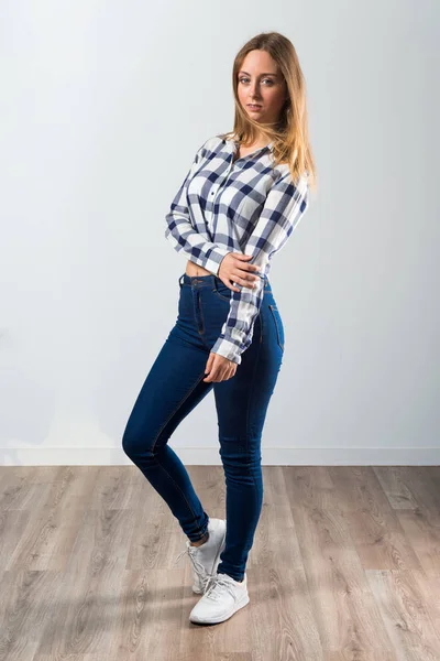 Blondine teen mädchen posiert im studio — Stockfoto