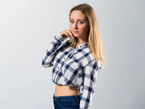 Blondine teen mädchen posiert im studio — Stockfoto