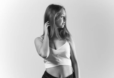 Sarışın genç kız stüdyoda poz