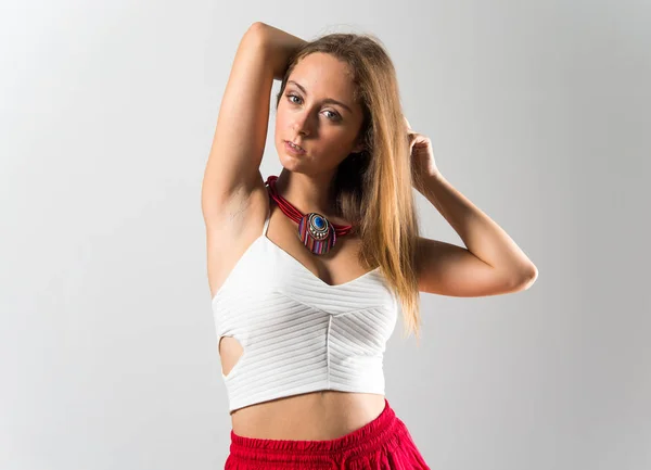 Rubia adolescente chica posando en estudio —  Fotos de Stock