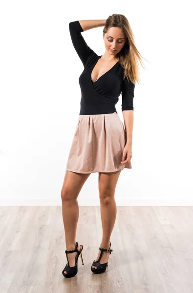 Blond tonåring flicka poserar i studio — Stockfoto