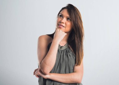 Genç güzel kız arka plan üzerinde