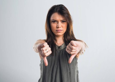 Genç kız kötü sinyal yapıyor