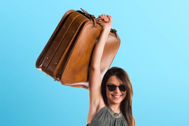 Bir evrak çantası tutan genç kız