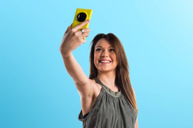 Genç kız bir selfie yapma