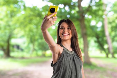 Genç kız bir selfie yapma