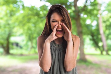 Genç güzel kız arka plan üzerinde