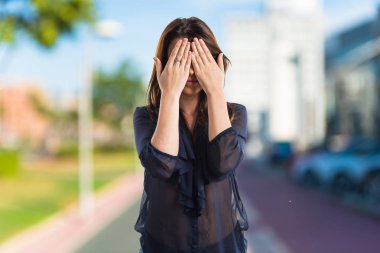 genç kız gözlerini kapsayan