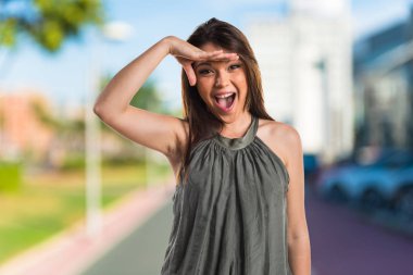 Genç kız bir şeyler gösteriyor