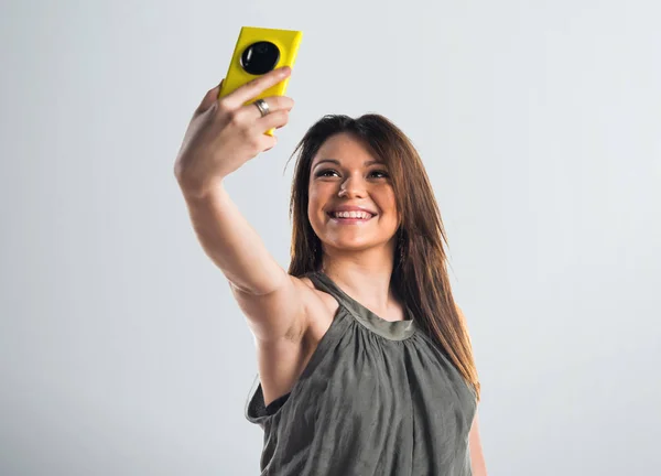 Chica joven haciendo una selfie — Foto de Stock