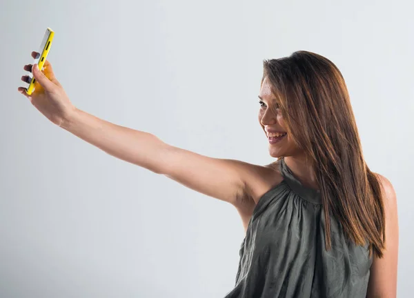 Chica joven haciendo una selfie —  Fotos de Stock