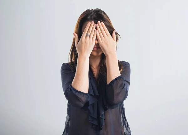 Junges Mädchen bedeckt ihre Augen — Stockfoto