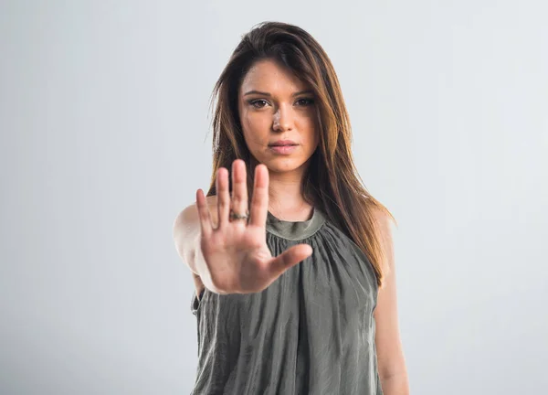 Chica joven haciendo señal de stop —  Fotos de Stock