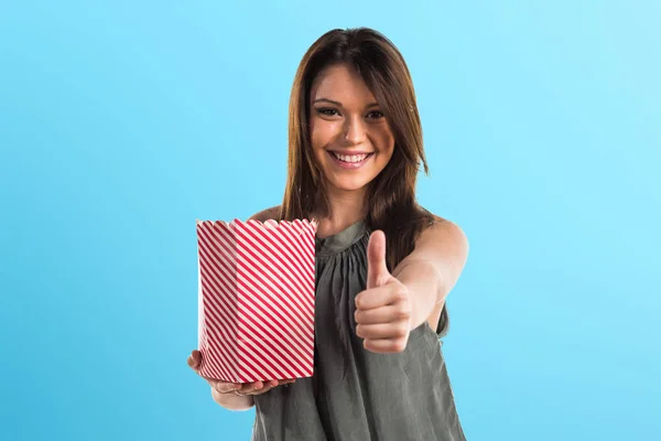 Jeune fille brune avec des popcorns — Photo