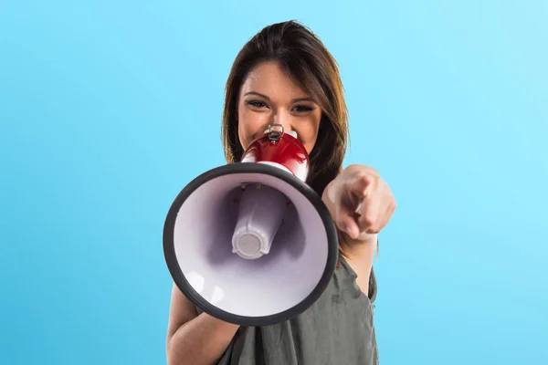 Jeune fille crier par mégaphone — Photo