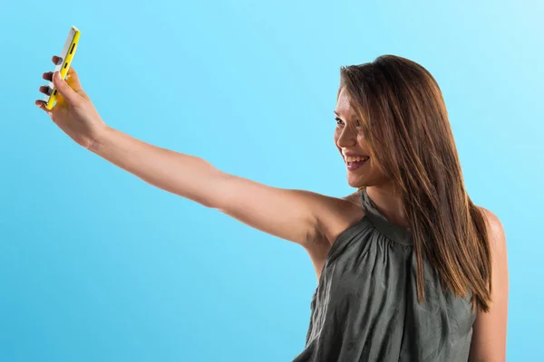 Young girl making a selfie — Stock Photo, Image