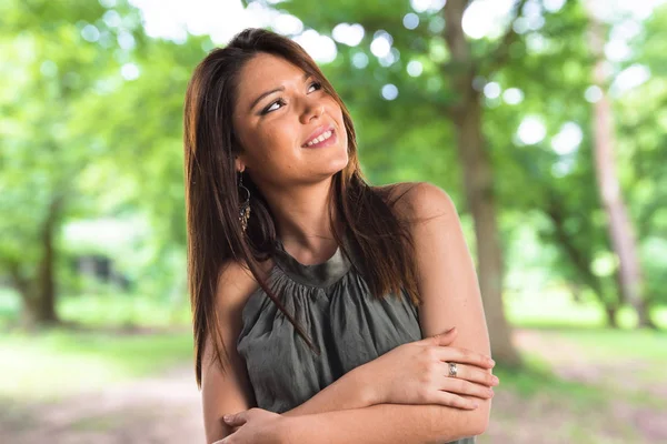 Genç güzel kız arka plan üzerinde