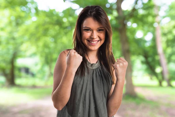 Genç güzel kız arka plan üzerinde