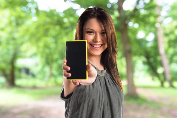 Chica joven sosteniendo un móvil —  Fotos de Stock