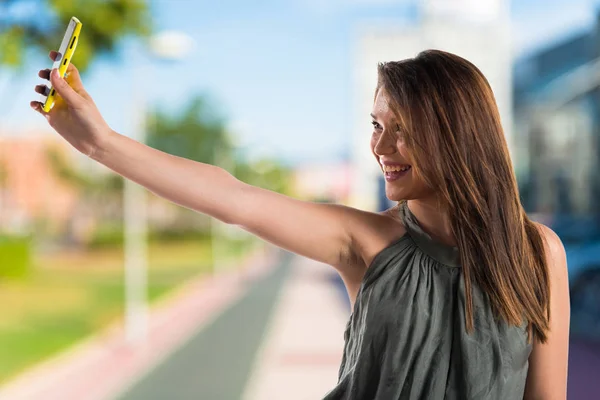 Chica joven haciendo una selfie —  Fotos de Stock