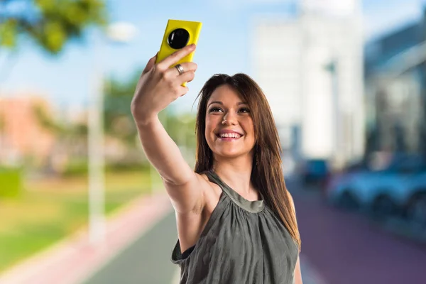 Chica joven haciendo una selfie —  Fotos de Stock