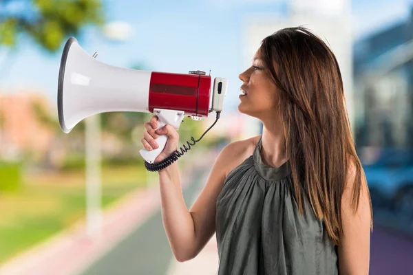 Νεαρή κοπέλα που φωνάζει από το megaphone — Φωτογραφία Αρχείου