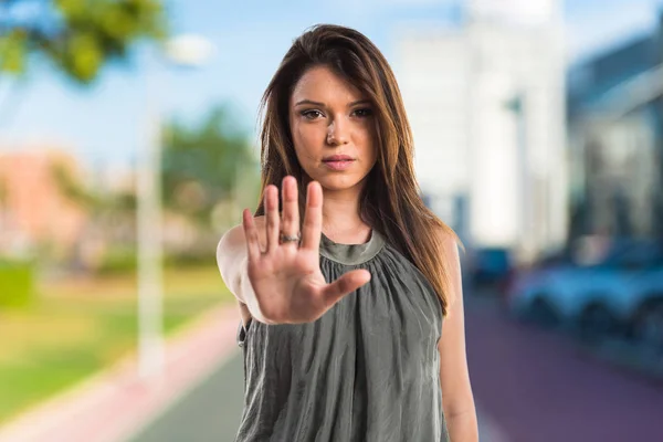 Jeune fille faisant stop signe — Photo