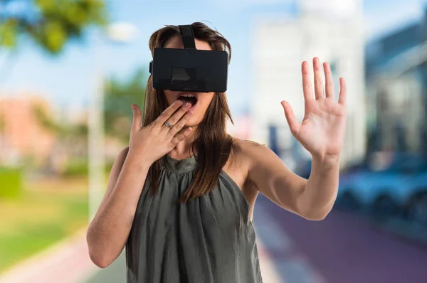 Chica joven usando gafas VR — Foto de Stock