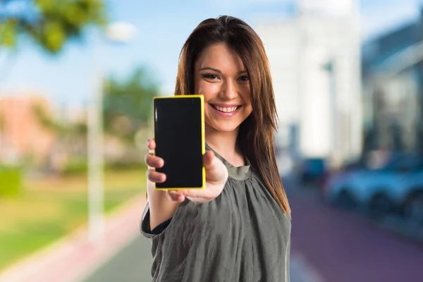 Chica joven sosteniendo un móvil —  Fotos de Stock