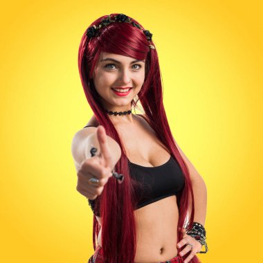 Başparmak ile genç Kızıl saçlı kız