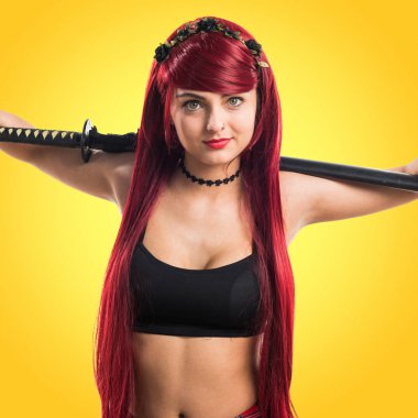 Katana ile genç Kızıl saçlı kız