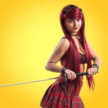 Katana ile genç Kızıl saçlı kız