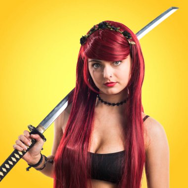 Katana ile genç Kızıl saçlı kız