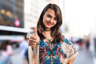 başparmak ile genç kız