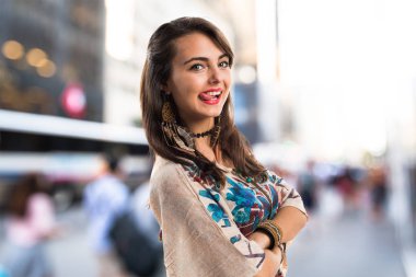 Genç kız bir şaka yapıyor