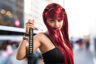 Katana ile genç Kızıl saçlı kız