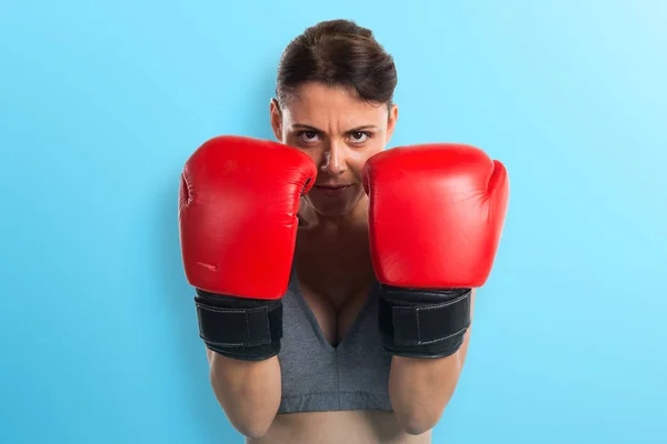 Sportlerin mit Boxhandschuhen — Stockfoto